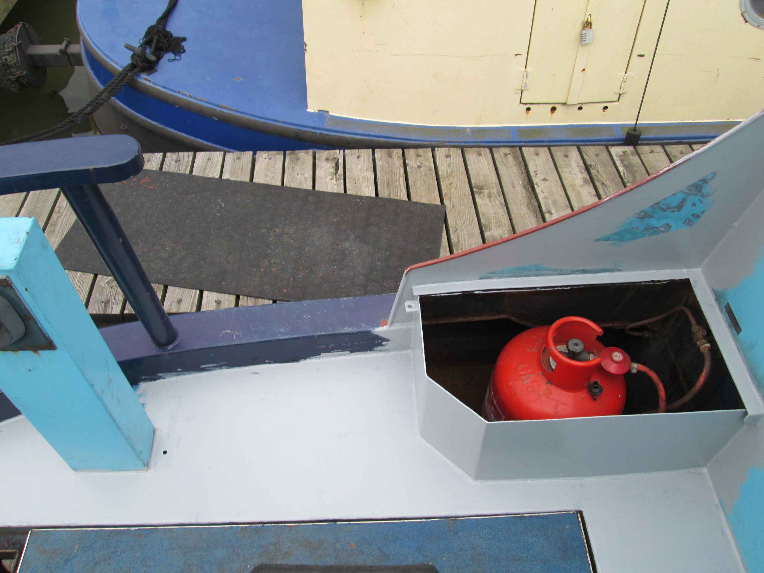 Painting a narrowboat stern