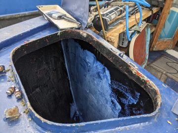 Painting a narrowboat water-tank – The third coming…..
