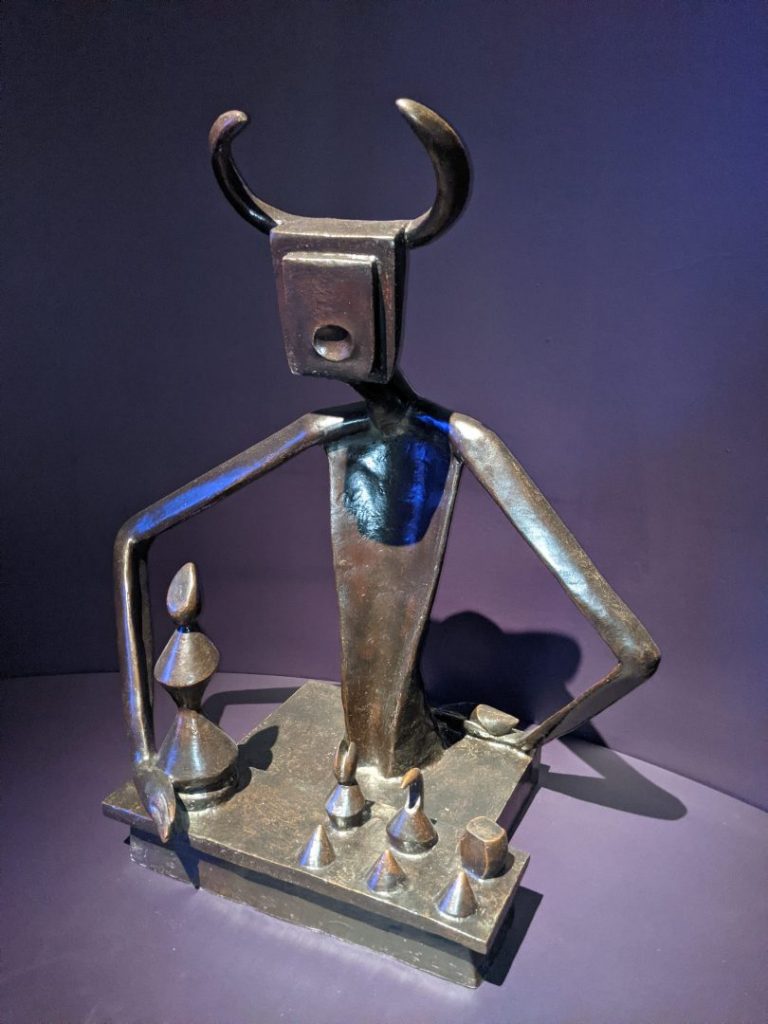 King and Queen Sculpture - Alice in Wonderland - Victoria and Albert