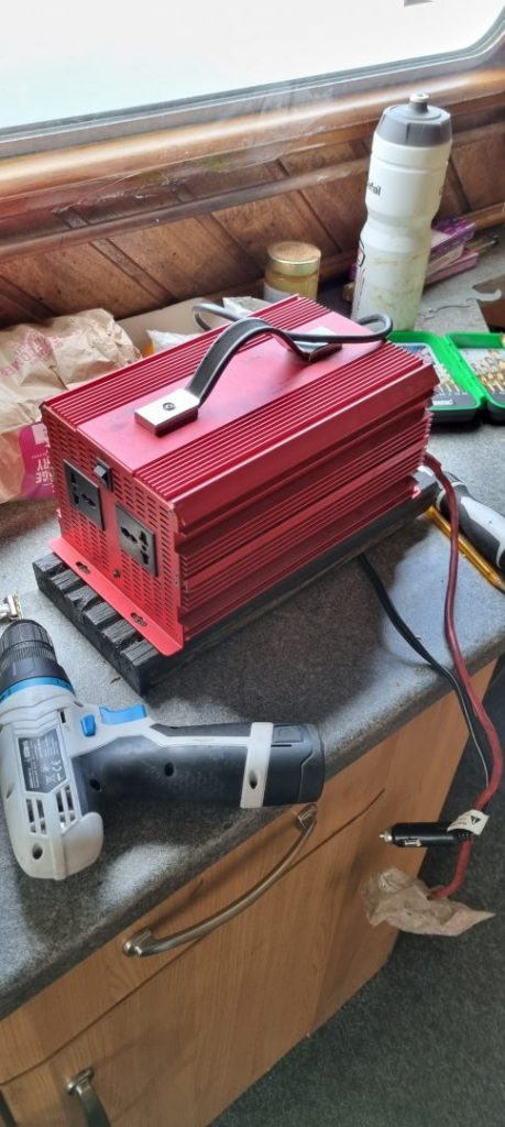 Mounting BESTEK 2000W Power Inverter