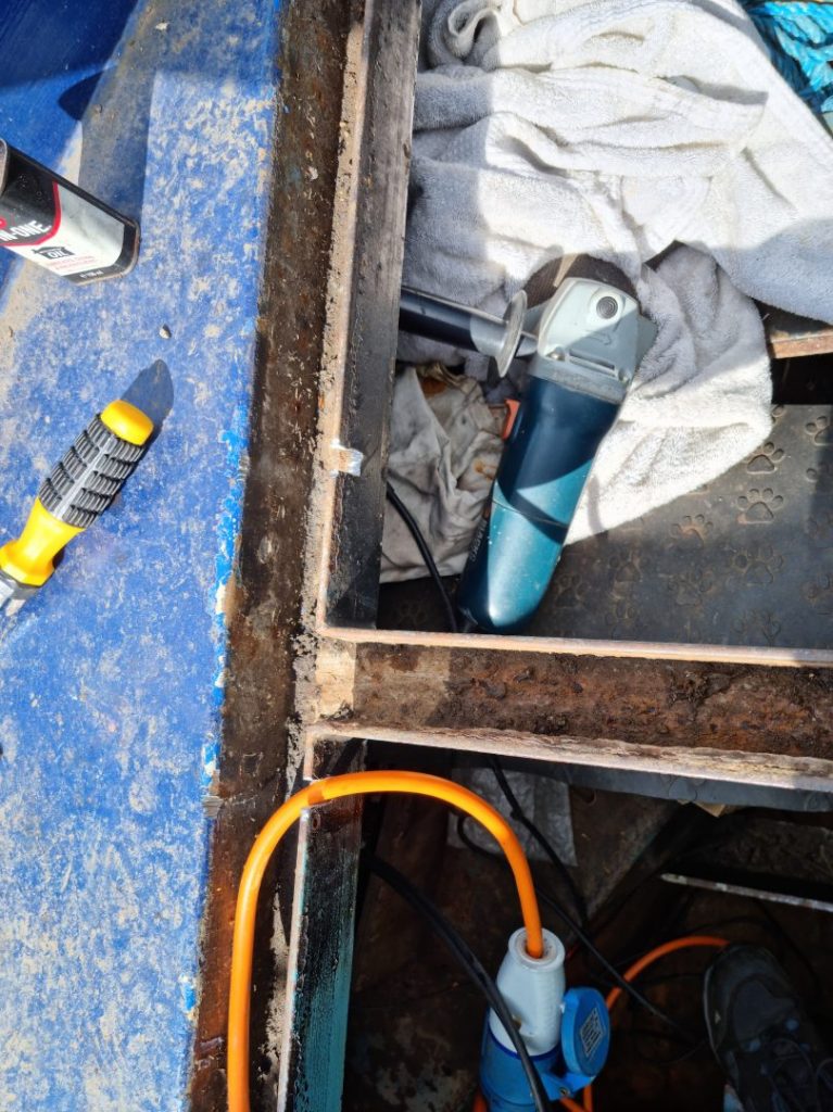 Angle-grinding cavities for 230V cabling