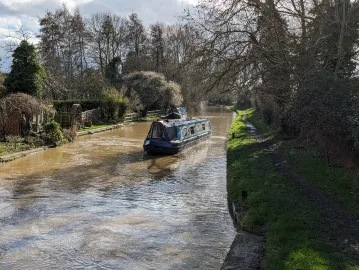 Floodwater sweeps Bonnie away!
