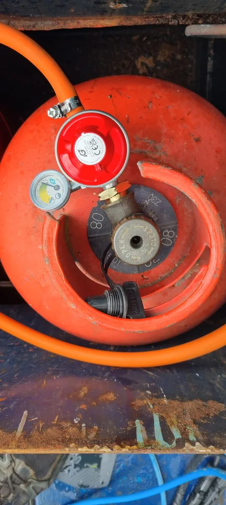 Gas regulator with pressure gauge