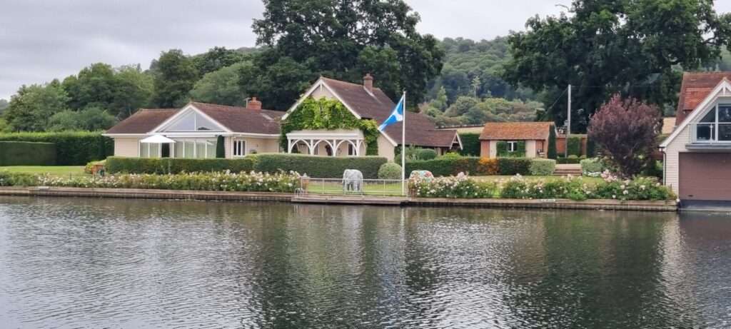 Scottish house with Elephants - Greenlands, Thames