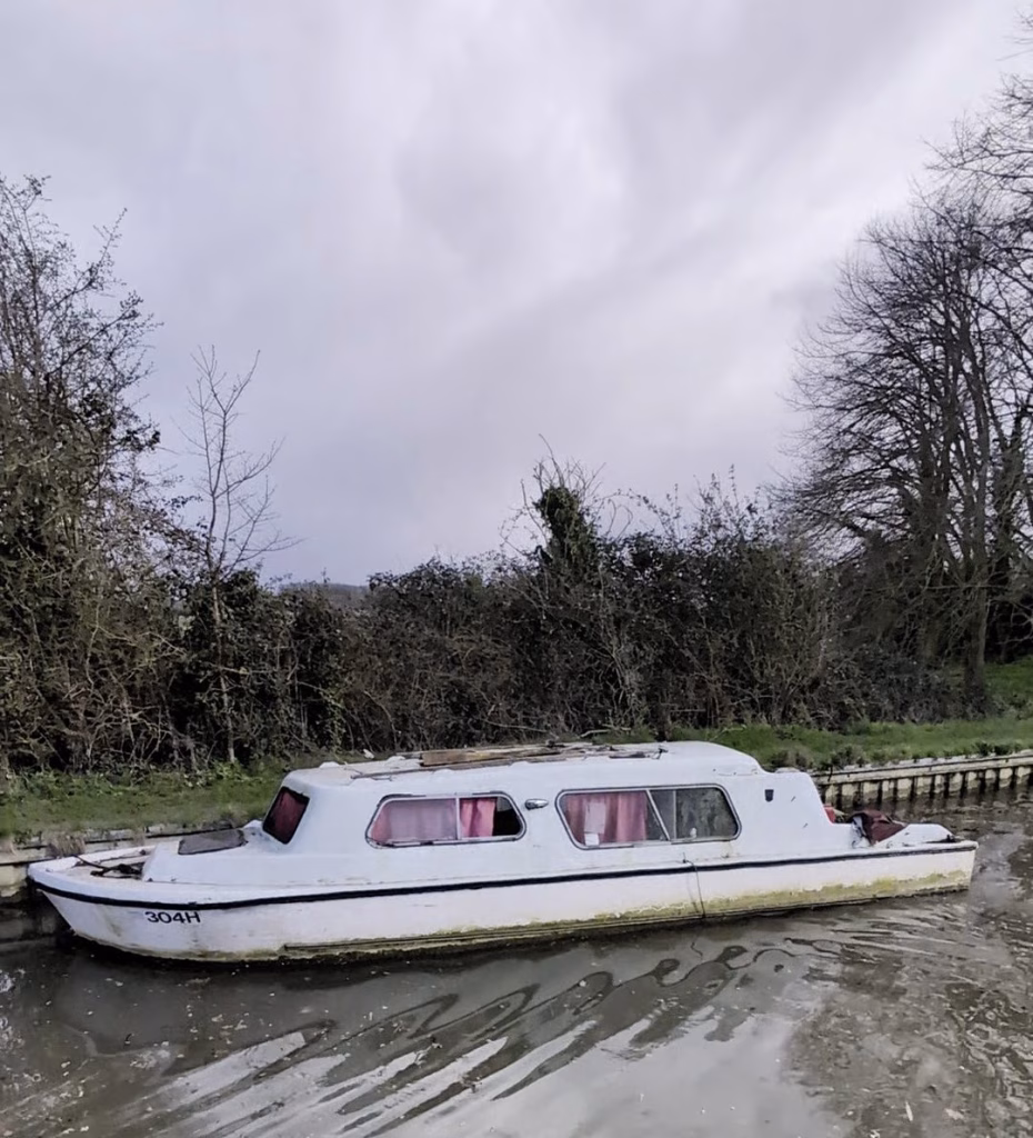 Abandoned boat outside Yardley Gobion
